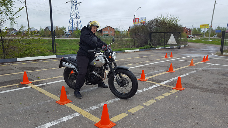 Сдать на мотоцикл. Экзамены на права мотоцикл. Колейная доска на мотоцикле. Экзамен ГИБДД мотоцикл. Сдать на категорию а1.